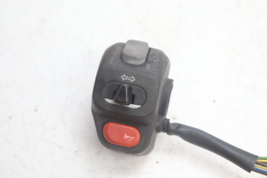 photo de COMMODO GAUCHE YAMAHA YP MAJESTY 125 (2002 - 2006) - Détail de la pièce
