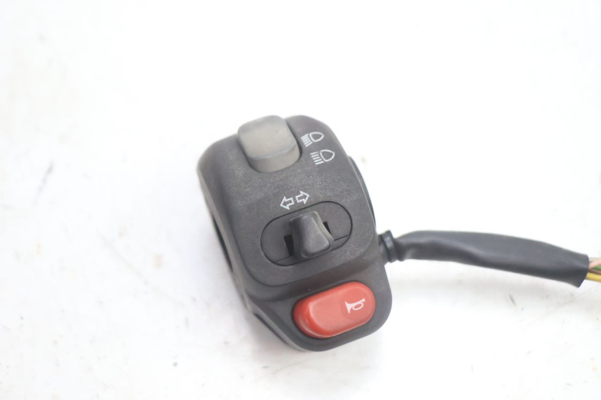 photo de COMMODO GAUCHE YAMAHA YP MAJESTY 125 (2002 - 2006) - Détail de la pièce