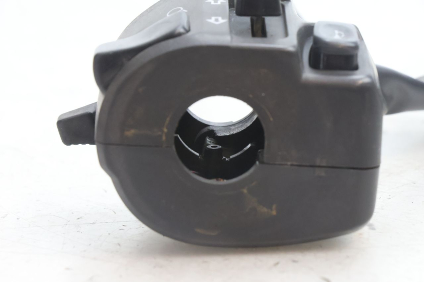 photo de COMMODO GAUCHE KAWASAKI ZZR 600 (1995 - 2004) - Points de fixation