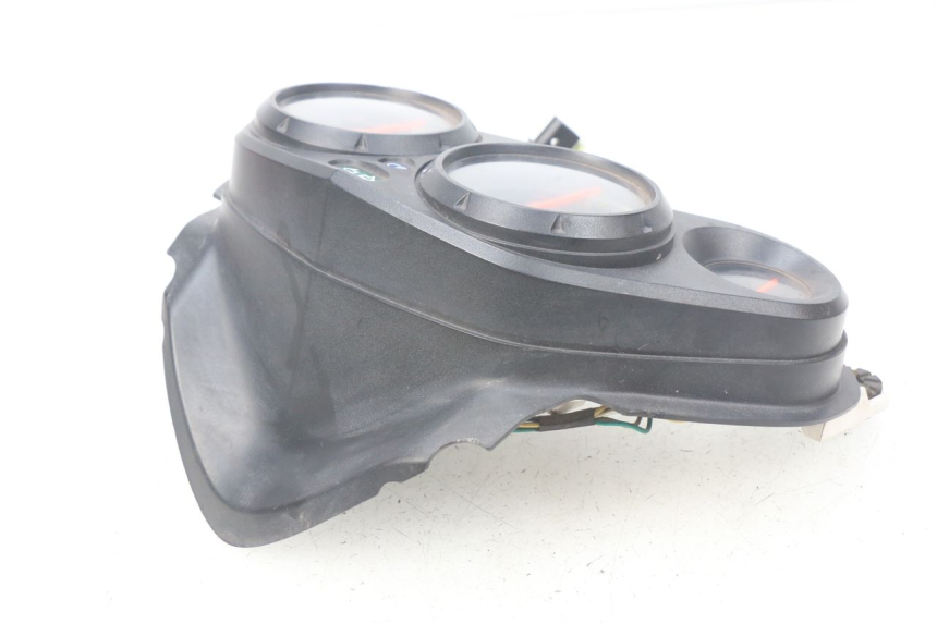 photo de COMPTEUR  HONDA CBR R 125 (2003 - 2006) - Points de fixation
