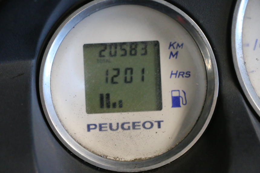photo de COMPTEUR PEUGEOT ELYSTAR 50 (2002 - 2014) - Gros plan technique