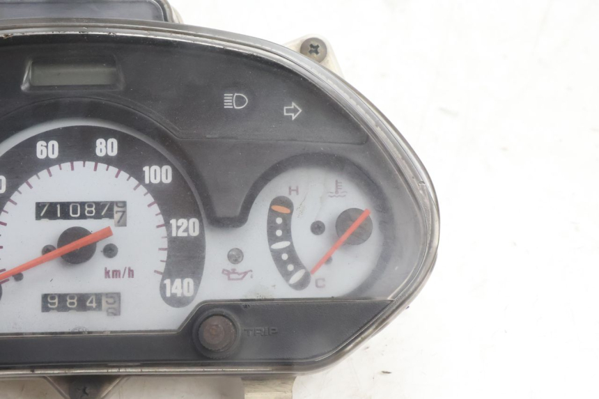 photo de COMPTEUR HONDA FES PANTHEON 2T 125 (1998 - 2002) - Zoom état d’usage