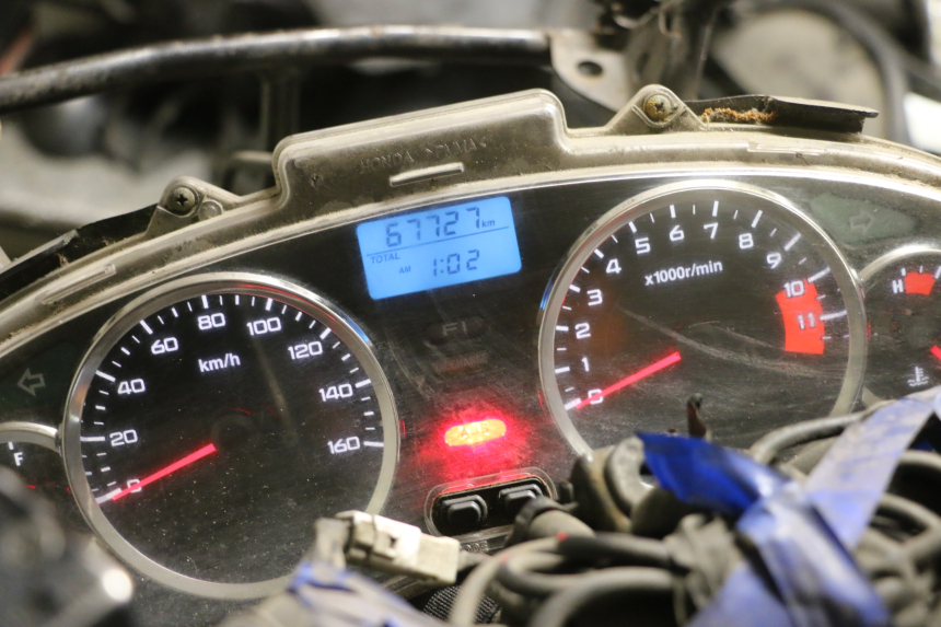 photo de COMPTEUR HONDA FES S-WING SWING ABS 125 (2007 - 2015) - Gros plan technique