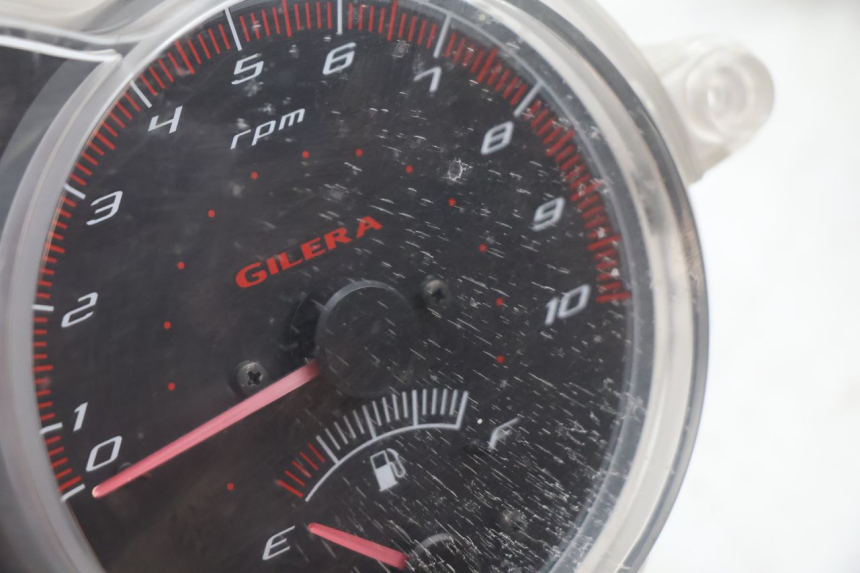 photo de COMPTEUR GILERA GP 800 (2007 - 2013) - Points de fixation