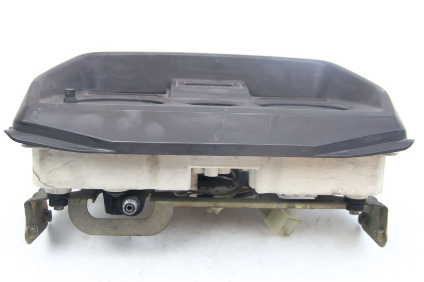 photo de COMPTEUR SUZUKI GSX-F GSX  F 1100 (1988 - 1994) - Gros plan technique