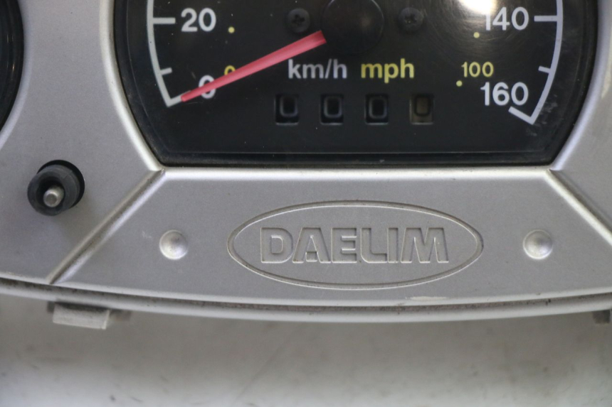 photo de COMPTEUR  DAELIM HISTORY 125 (2001 - 2002) - Gros plan technique