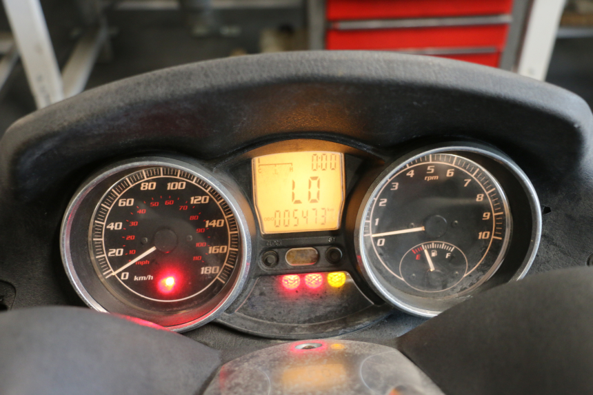 photo de COMPTEUR PIAGGIO MP3 LT 400 (2007 - 2012) - Gros plan technique