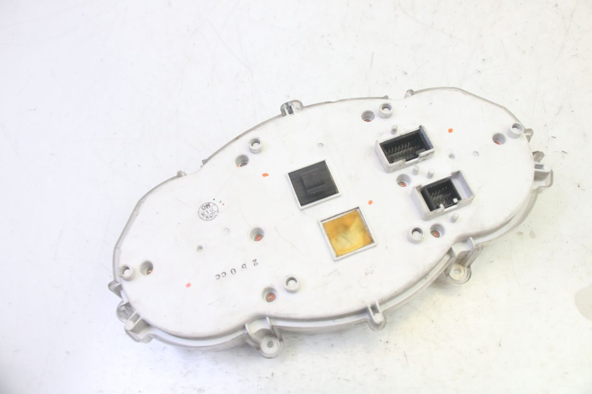 photo de COMPTEUR  PIAGGIO MP3 RL 250 (2006 - 2010) - Marquages et références