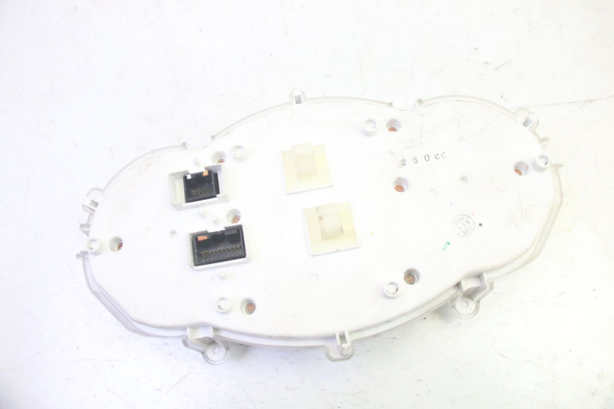 photo de COMPTEUR  PIAGGIO MP3 RL 250 (2006 - 2010) - Marquages et références