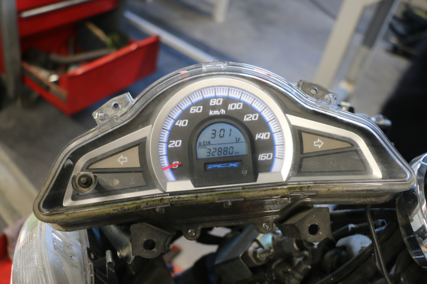photo de COMPTEUR  HONDA PCX (JF57/JF64) 125 (2014 - 2018) - Zoom état d’usage
