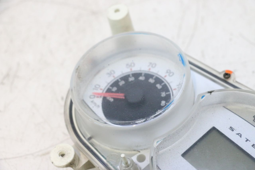 photo de COMPTEUR PEUGEOT SATELIS COMPRESSOR K15 125 (2006 - 2009) - Autre angle de vue
