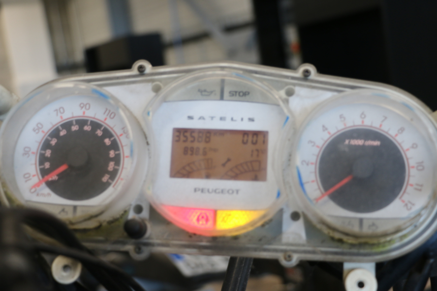 photo de COMPTEUR PEUGEOT SATELIS COMPRESSOR K15 125 (2006 - 2009) - Gros plan technique