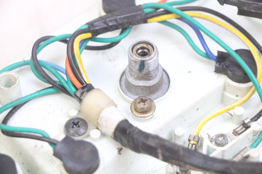 photo de COMPTEUR HONDA SCV LEAD 100 (2003 - 2007) - Points de fixation