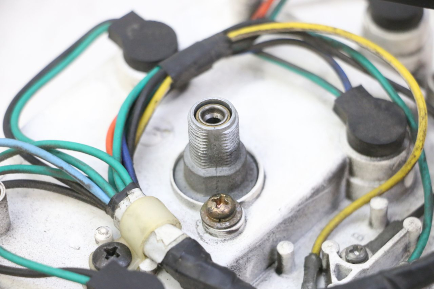 photo de COMPTEUR HONDA SCV LEAD 100 (2003 - 2007) - Points de fixation