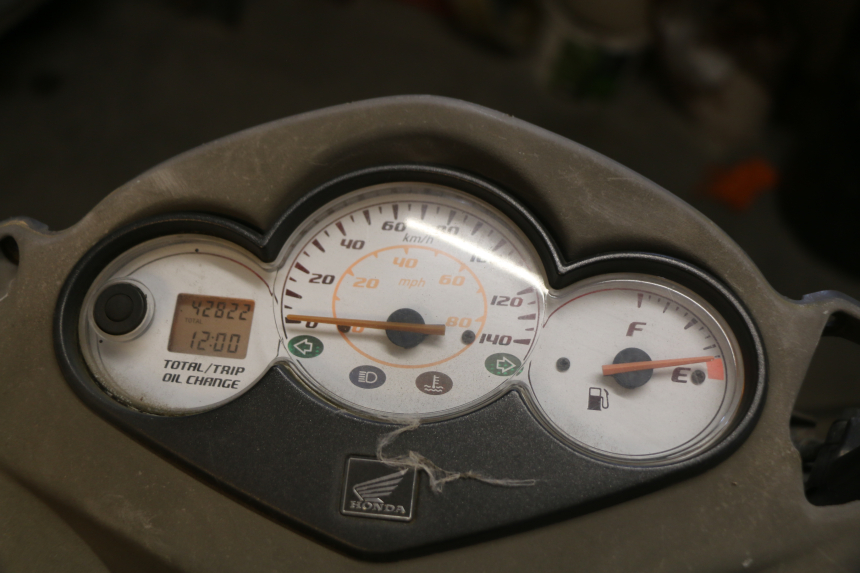 photo de COMPTEUR  HONDA SES DYLAN 125 (2002 - 2006) - Détails caractéristiques