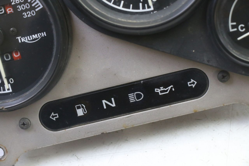 photo de COMPTEUR  TRIUMPH SPRINT 900 (1995 - 1998) - Gros plan technique