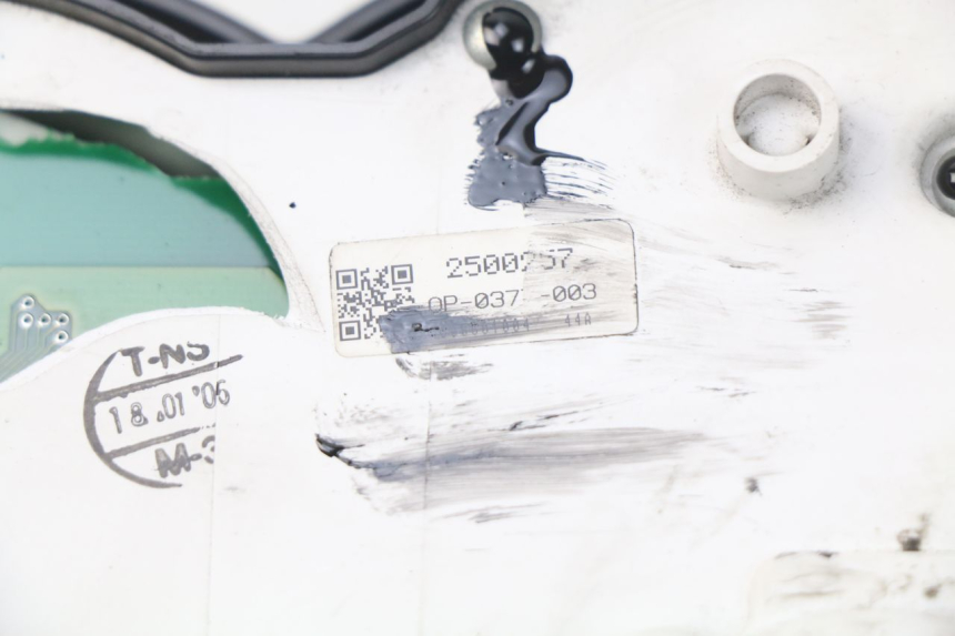 photo de COMPTEUR  TRIUMPH SPRINT ST ABS 1050 (2005 - 2007) - Gros plan technique