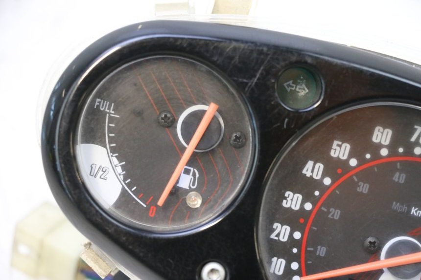 photo de COMPTEUR  APRILIA SR MOTARD 50 (2012 - 2018) - Points de fixation