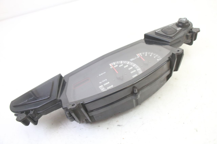 photo de COMPTEUR  HONDA ST PAN EUROPEAN 1300 (2002 - 2013) - État de surface