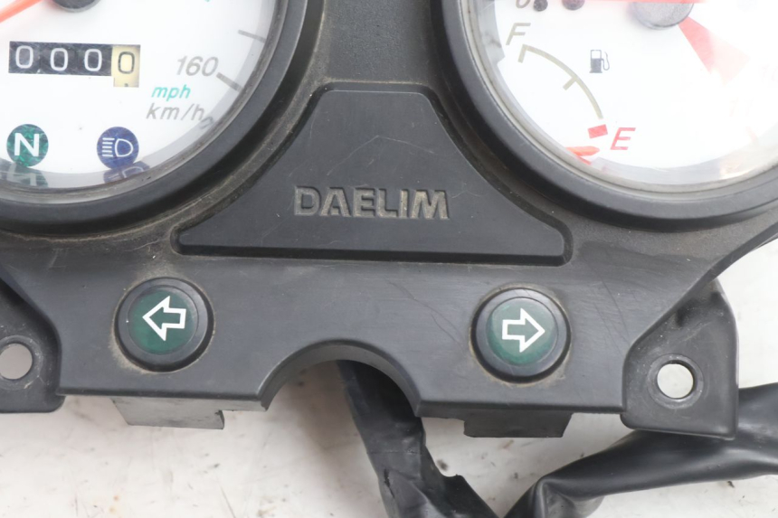 photo de COMPTEUR  DAELIM VJ ROADWIN 125 (2004 - 2007) - Gros plan technique