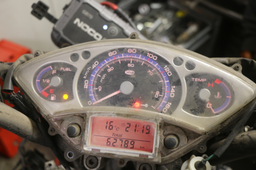 photo de COMPTEUR YAMAHA XMAX X-MAX 125 (2006 - 2009) - Vue rapprochée