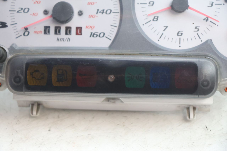 photo de COMPTEUR  PIAGGIO X8 STREET 125 (2006 - 2007) - Gros plan technique