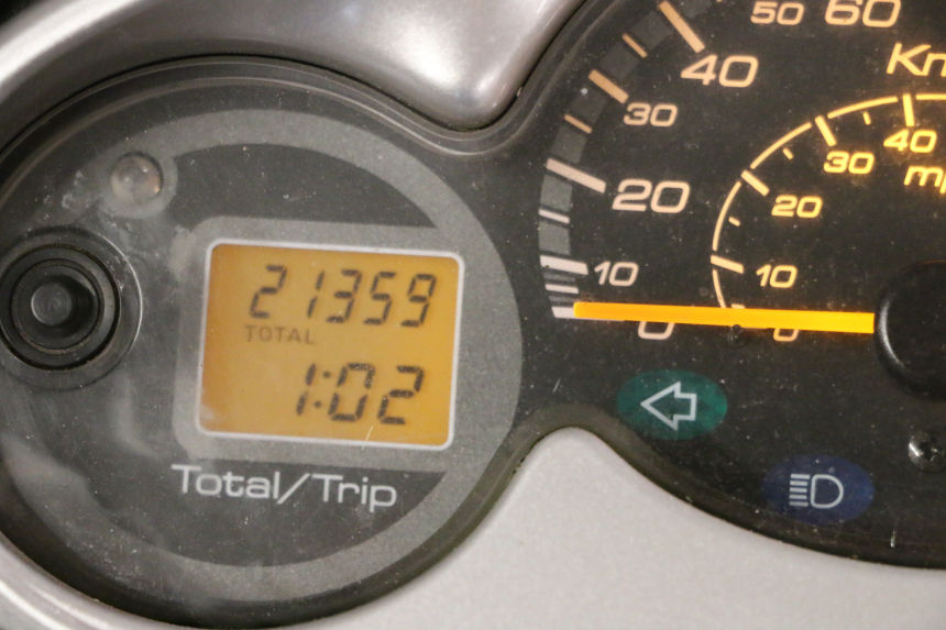 photo de COMPTEUR YAMAHA YP MAJESTY 125 (2002 - 2006) - Gros plan technique