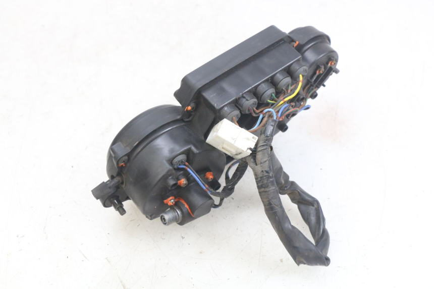 photo de COMPTEUR YAMAHA YZF R THUNDERCAT 600 (1996 - 2003) - Gros plan technique