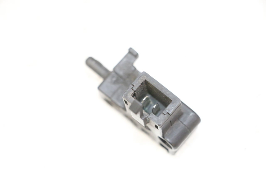 photo de CONTACTEUR EMBRAYAGE YAMAHA FZ6 N FAZER 600 (2004 - 2006) - Gros plan technique