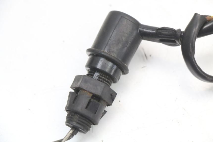 photo de CONTACTEUR FEU STOP ARRIERE YAMAHA XJ F 900 (1983 - 1994) - Gros plan technique