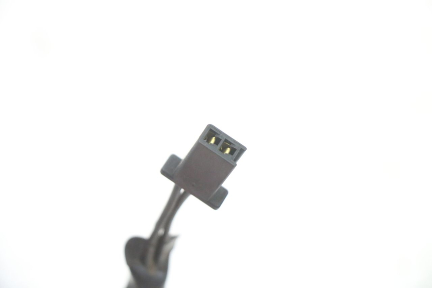 photo de CONTACTEUR FEU STOP ARRIERE HONDA XLV VARADERO 125 (2000 - 2006) - Gros plan technique