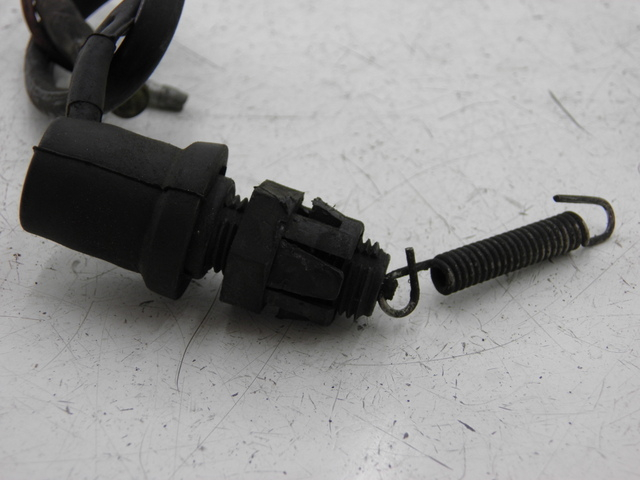 photo de CONTACTEUR FEU STOP ARRIERE YAMAHA YBR 125 (2004 - 2006) - Zoom état d’usage