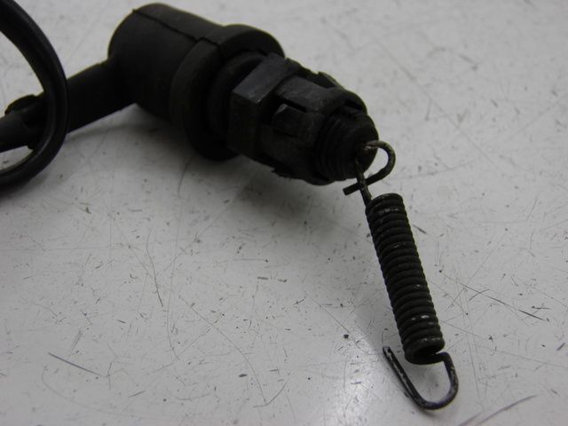 photo de CONTACTEUR FEU STOP ARRIERE YAMAHA YBR 125 (2004 - 2006) - Autre angle de vue