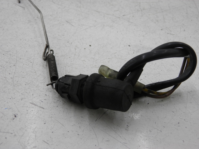 photo de CONTACTEUR FEU STOP ARRIERE YAMAHA YBR 125 (2007 - 2009) - Détail de la pièce