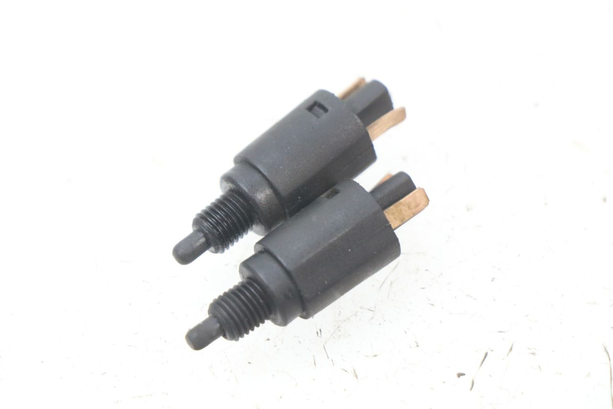 photo de CONTACTEUR FEU STOP PIAGGIO BEVERLY 125 (1998 - 2005) - Vue principale