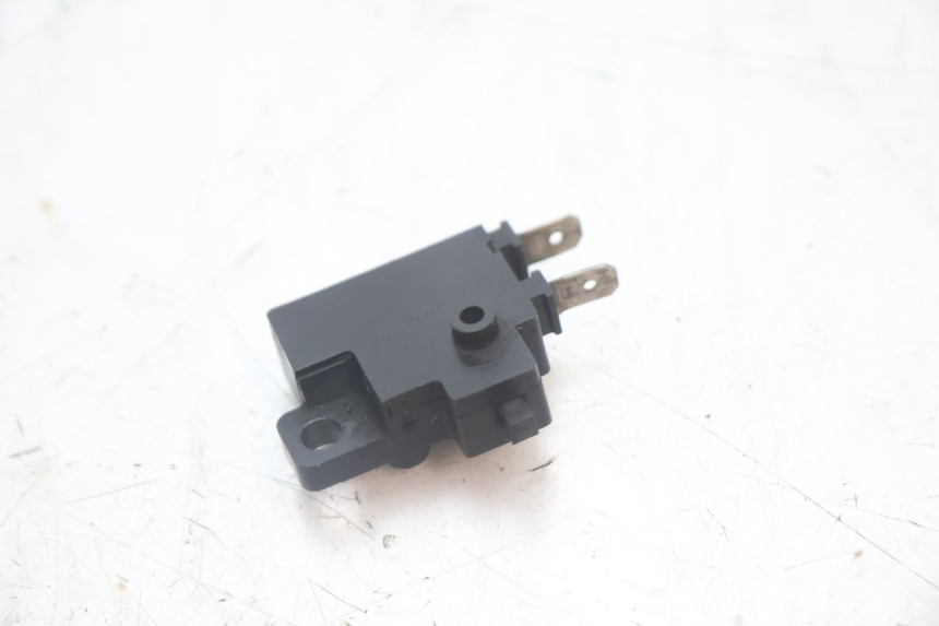 photo de CONTACTEUR FEU STOP DROIT HONDA FJS SILVER WING SILVERWING 400 (2005 - 2008) - Autre angle de vue