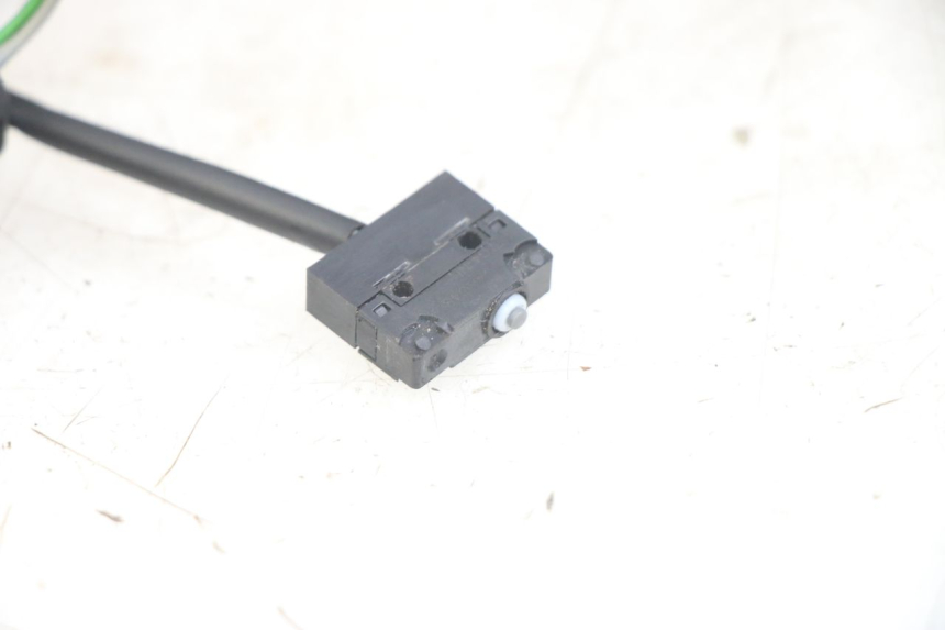 photo de CONTACTEUR FEU STOP DROIT PEUGEOT GEOPOLIS RS 125 (2007 - 2009) - Autre angle de vue