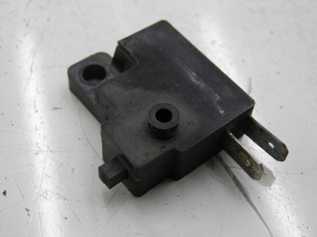 photo de CONTACTEUR FEU STOP DROIT HONDA FES FORESIGHT 250 (1997 - 2002) - Détail de la pièce