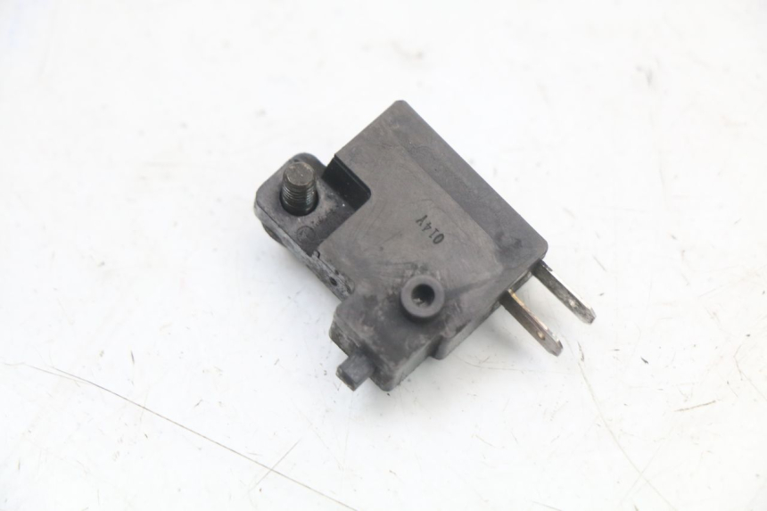 photo de CONTACTEUR FEU STOP DROIT HONDA NES AROBASE 125 (2000 - 2003) - Autre angle de vue