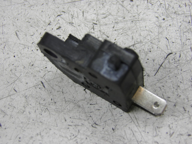 photo de CONTACTEUR FEU STOP DROIT JONWAY SOLANA 50 (2007 - 2016) - Zoom état d’usage