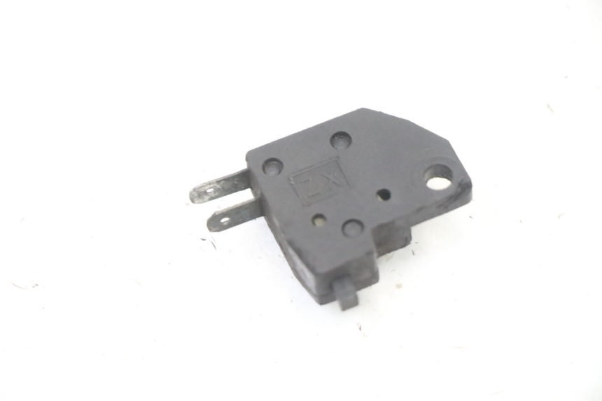 photo de CONTACTEUR FEU STOP DROIT KYMCO DINK STREET 125 (2009 - 2014) - Zoom état d’usage