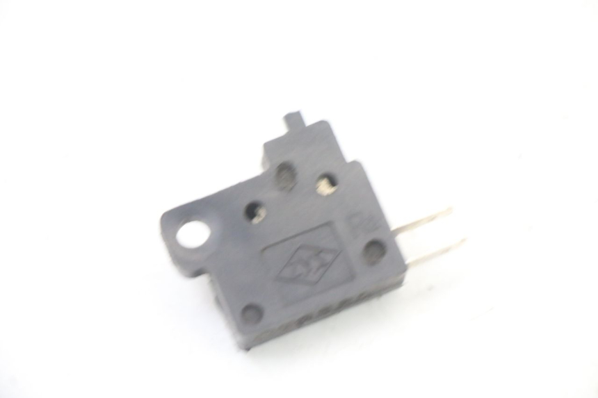 photo de CONTACTEUR FEU STOP DROIT KYMCO GRAND DINK 125 (2008 - 2014) - Vue principale