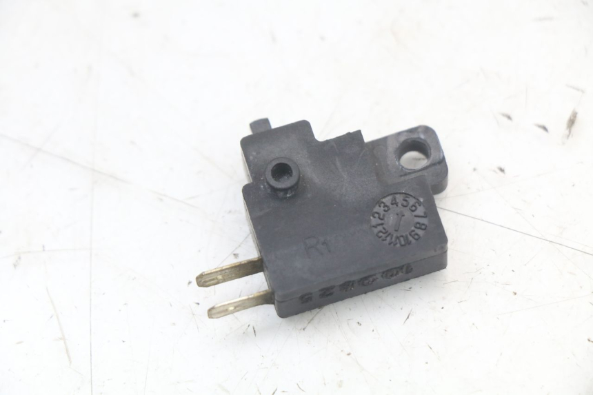 photo de CONTACTEUR FEU STOP DROIT SYM MIO 50 (2011 - 2017) - Zoom état d’usage