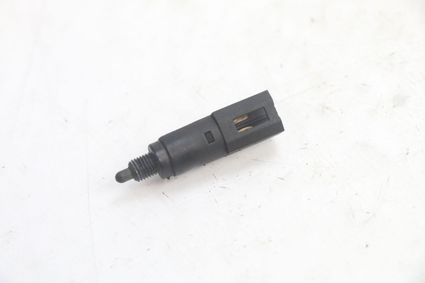 photo de CONTACTEUR FEU STOP DROIT PIAGGIO MP3 125 (2006 - 2014) - Vue principale