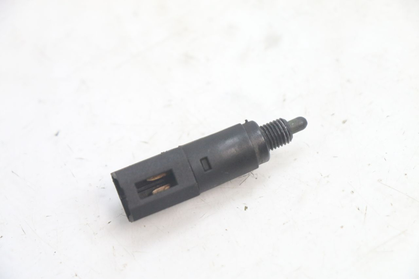 photo de CONTACTEUR FEU STOP DROIT PIAGGIO MP3 125 (2006 - 2014) - Détail de la pièce