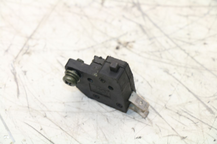 photo de CONTACTEUR FEU STOP DROIT ZNEN NEW ROLANDO 50 (2010 - 2020) - Zoom état d’usage