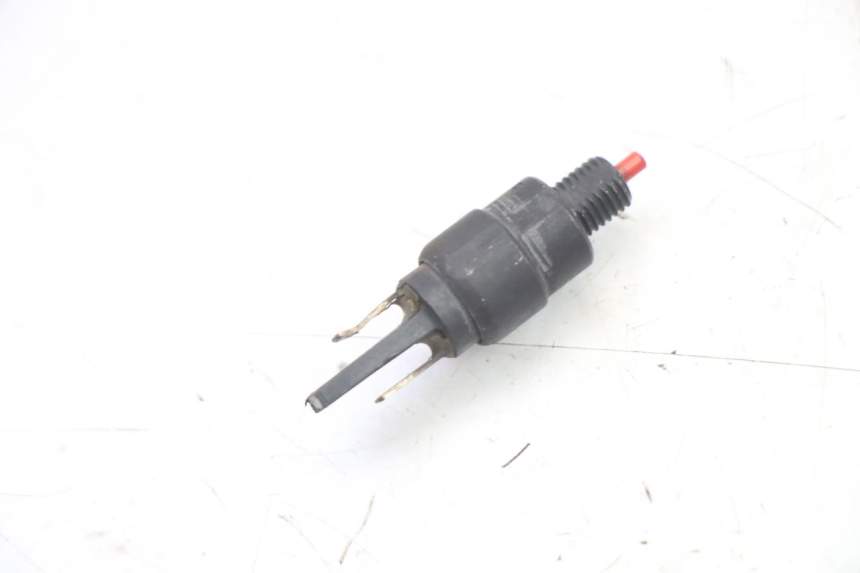 photo de CONTACTEUR FEU STOP DROIT PIAGGIO NEW TYPHOON 50 (2018 - 2021) - Zoom état d’usage