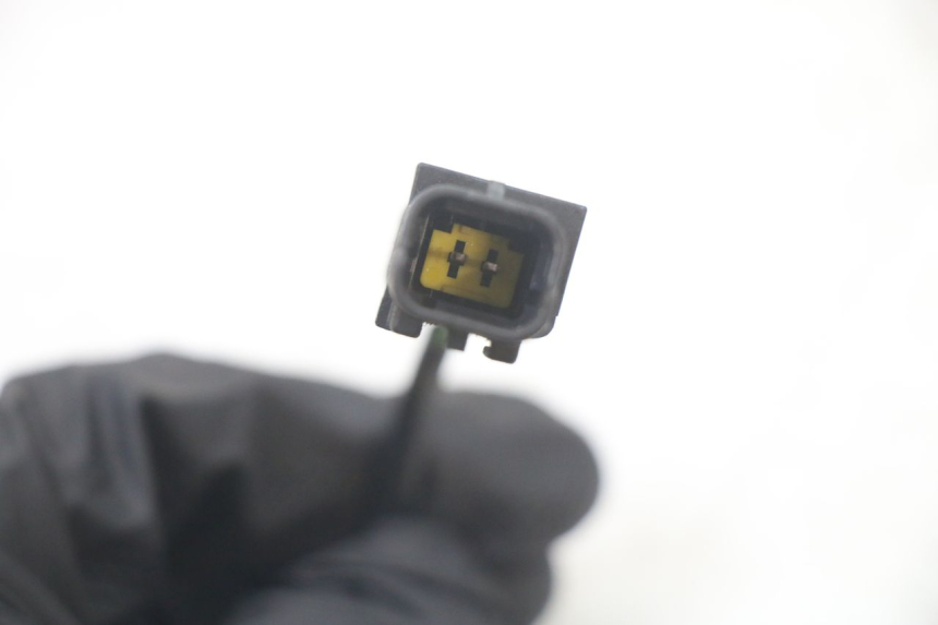 photo de CONTACTEUR FEU STOP DROIT PEUGEOT SATELIS COMPRESSOR K15 125 (2006 - 2009) - Gros plan technique