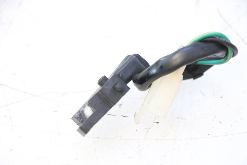 photo de CONTACTEUR FEU STOP DROIT RAZZO QTR 50 (2011 - 2018) - Zoom état d’usage