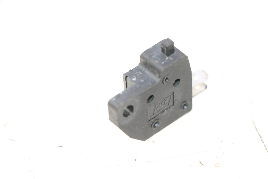 photo de CONTACTEUR FEU STOP DROIT VASTRO R-ONE 4T 50 (2014 - 2022) - Zoom état d’usage
